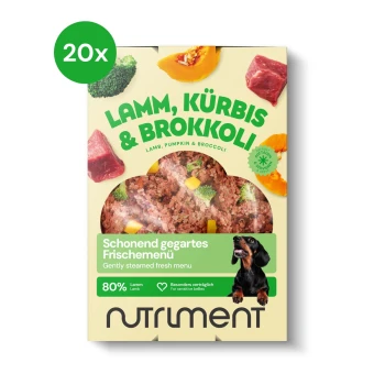 Verpackung für Haustierfutter mit Lamm, Kürbis und Brokkoli. Der Text enthält "80% Lamm" und "Sanft gedämpftes frisches Menü."