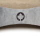 Nahaufnahme eines Kratzbaums für Haustiere mit einer strukturierten beigen Oberfläche und einem grauen Sockel mit einem schwarzen Ahornblatt-Logo.