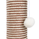 Gros plan d'un griffoir pour chat rayé marron et blanc avec un jouet boule blanche duveteuse suspendue.