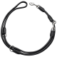Schwarze Leder-Hundeleine mit silbernen Metallclips und Ringen, entworfen für Haltbarkeit und Komfort.