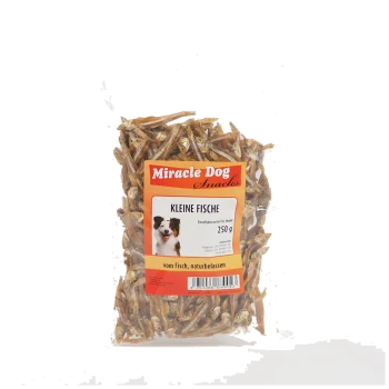 Klarer Beutel mit getrockneten kleinen Fisch-Hundesnacks, beschriftet mit „Miracle Dog Snacks Kleine Fische 250g“ und einem Hundeabbild.