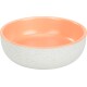 Eine runde Futterschüssel für Haustiere mit einer gesprenkelten weißen Außenseite und einem glatten Pfirsich-Innenraum.