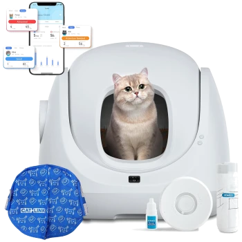 Weiße automatische Katzentoilette mit einer cremefarbenen Katze darin, App zeigt 'Attention Needed', blaue Tasche mit der Aufschrift 'CAT-LINK'.