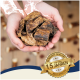 Ein Paar Hände, die ein großes, grobes Stück getrocknetes Fleisch halten, mit einem Überlagerungsabzeichen, das "Bewährte Qualität seit über 15 Jahren" und "Beste Qualität" besagt.