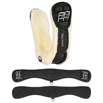 Schwarzer Sattelgurt mit einer weichen, cremefarbenen Fleece-Innenausstattung, mit sichtbaren Metallschnallen und dem Text 'EQUINATE'.