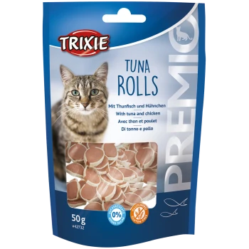Nahaufnahme von Trixie Thunfischrollen für Katzen, die Leckerlis und eine getigerte Katze zeigt. Etiketten beinhalten "TUNA ROLLS", "50 g" und "glutenfrei".