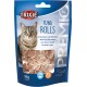 Nahaufnahme von Trixie Thunfischrollen für Katzen, die Leckerlis und eine getigerte Katze zeigt. Etiketten beinhalten "TUNA ROLLS", "50 g" und "glutenfrei".
