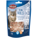 Nahaufnahme von Trixie Thunfischrollen für Katzen, die Leckerlis und eine getigerte Katze zeigt. Etiketten beinhalten "TUNA ROLLS", "50 g" und "glutenfrei".
