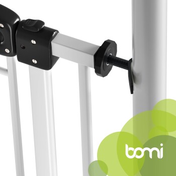 Nahaufnahme des Schlossmechanismus eines Haustiergitters, mit einem schwarzen Kunststoffriegel und einer Gewindeschraube, mit dem Markenlogo "bomi" in der Ecke.