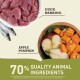 Obraz przedstawia surowe mięso z kaczki, rybę śledziową, jabłko i dynię w misce, z tekstem mówiącym '70% Jakościowych Składników Zwierzęcych.'