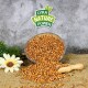 Eine Holzschüssel, die mit braunen Samen auf Jute überquillt, mit einer Schaufel und einer weißen Blume in der Nähe. Text lautet "LYRA NATURE POWER."