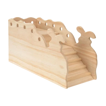 Rampe en bois pour animaux de compagnie avec des découpes décoratives et des marches, conçue pour que les petits animaux puissent facilement accéder à des zones plus élevées.