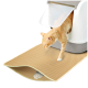 Eine hellorange Katze tritt aus einer weißen und grauen Katzentoilette auf eine beige, strukturierte Streuunterlage, die dazu dient, Streu aufzufangen.