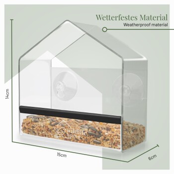 Klarer Vogelhäuschen aus wetterfestem Material, Maße 15cm x 14cm x 6cm, mit einem Logo 'wildlife home' und gefüllt mit Samen.