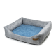 Graues Haustierbett mit einem weichen blauen Inneren und erhöhten Rändern, mit einem kleinen braunen Etikett an der Seite.