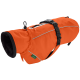 Helle orangefarbene Hundejacke mit schwarzem Fleece-Futter, mit reflektierenden Streifen und verstellbaren Riemen für einen sicheren Sitz.