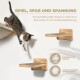 Eine verspielte getigerte Katze springt von einem wandmontierten Holzregal mit einer grauen Oberfläche, begleitet von Text, der Katzenspielzeuge für die Wand bewirbt.