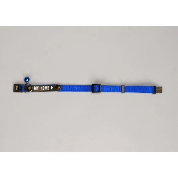 Collier pour animaux de compagnie bleu avec une étiquette noire indiquant "MY HOME" et une petite cloche bleue, présenté sur un fond gris.