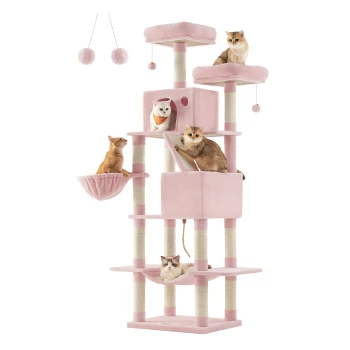 Ein hoher rosa Katzenbaum mit mehreren Ebenen, Hängematten und Kratzpfosten, auf dem fünf Katzen entspannen und spielen.