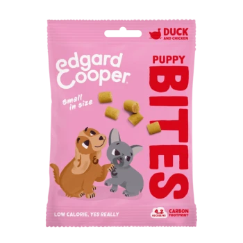 Emballage des Bouchées pour chiots Edgard Cooper mettant en avant un chiot brun joueur et un lapin gris, avec le texte "BOUCHÉES POUR CHIOTS" et "petit en taille."