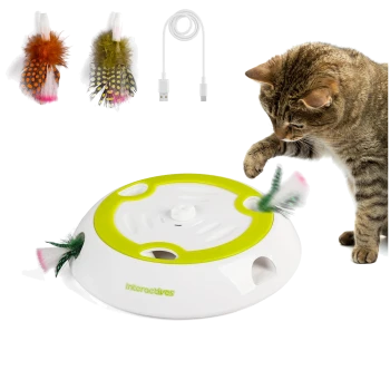 Getigerte Katze schlägt mit der Pfote nach einem weiß-limettenfarbenen motorisierten interaktiven Katzenspielzeug mit sich drehenden Federanhängern; zusätzliche Federn und USB-Kabel.