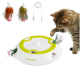 Getigerte Katze schlägt mit der Pfote nach einem weiß-limettenfarbenen motorisierten interaktiven Katzenspielzeug mit sich drehenden Federanhängern; zusätzliche Federn und USB-Kabel.