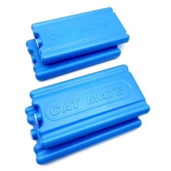 Zwei blaue Kunststoff-Eispackungen mit der Aufschrift "CAT MATE", entworfen für die Kühlung oder Fütterung von Haustieren, auf einem weißen Hintergrund gestapelt.