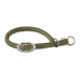 Olivgrünes geflochtenes Haustierhalsband mit Metallanhänger mit der Aufschrift "WOLTERS CAT & DOG" und zwei Metallringen.