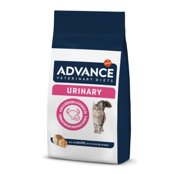 Chat tigré gris à côté d'un sac de nourriture pour chat Advance Veterinary Diets Urinary, mettant en avant la réduction des cristaux et des ingrédients comme le poulet et le riz.