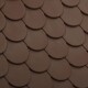 Braune Gummimatte mit einem strukturierten, überlappenden Schuppenmuster, ideal für Haustierbereiche oder den Außenbereich.