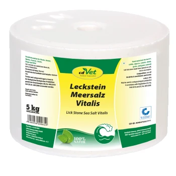Weißer zylindrischer Behälter von cdVet Lick Stone Sea Salt Vitalis, 5 kg, mit grünem und gelbem Etikett, das die Verwendung für verschiedene Tiere beschreibt.