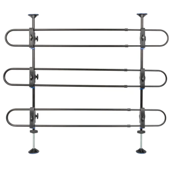 Schwarzes Metall-Haustiergitter mit drei horizontalen Stangen und verstellbaren Füßen, entworfen, um Haustiere in einem bestimmten Bereich zu halten.