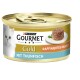 Puszka karmy dla kotów Purina Gourmet Gold z białym kotem, oznaczona jako 'Raffiniertes Ragout mit Thunfisch' z sugestią podania na talerzu.