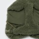 Nahaufnahme eines olivgrünen Sherpa-Fleece-Hundemantels mit elastischem Riemen und seitlicher Kunststoffschnalle.
