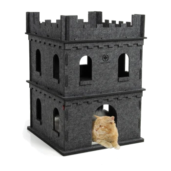 Eine graue Filz-Katzenburg mit zwei Ebenen und mehreren Öffnungen, in der eine orangefarbene Katze im unteren Eingang entspannt.