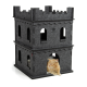 Eine graue Filz-Katzenburg mit zwei Ebenen und mehreren Öffnungen, in der eine orangefarbene Katze im unteren Eingang entspannt.