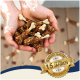 Hände halten eine Vielzahl von Hundeleckereien in Knochenform, mit einem Abzeichen, das 'Beste Qualität' und '15 Jahre' auf Deutsch angibt.