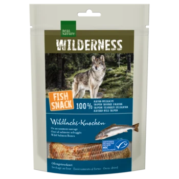Un paquet de friandises pour animaux de compagnie présentant un loup dans un fond forestier, étiqueté "WILDERNESS FISH SNACK 100% ALASKA WILD SALMON."