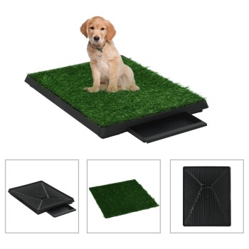 Ein Welpe sitzt auf einem synthetischen Gras-Potty-Pad mit schwarzem Boden und einer herausziehbaren Schublade zur einfachen Reinigung.