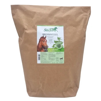 Braune Papiertüte mit Stiefel Brennnessel (Brennnessel) für Pferde, mit einem Pferdebild und Text über die Vorteile für den Stoffwechsel.