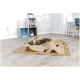 Zwei Kätzchen spielen auf einer zerknitterten beigen Kratzmatte auf hellem Holzboden in einem modernen Wohnzimmer