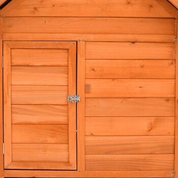 Holzhaustierhaus mit schrägem Dach, mit einer Haupttür und einer kleineren Seitentür, alles in natürlichem Holzfinish.