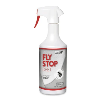 Weiße Sprühflasche mit der Aufschrift "FLY STOP DEET" mit 10% DEET, mit einer Insektengrafik und deutschem Text zum Schutz von Pferd und Reiter.