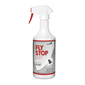 Weiße Sprühflasche mit der Aufschrift "FLY STOP DEET" mit 10% DEET, mit einer Insektengrafik und deutschem Text zum Schutz von Pferd und Reiter.