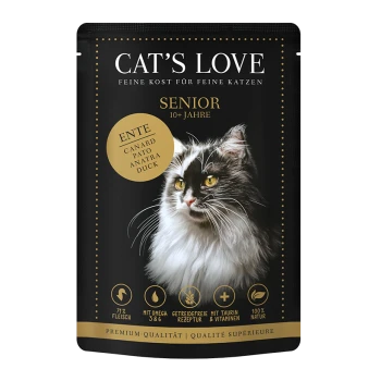 Die Verpackung von Cat's Love Senior Katzenfutter in Schwarz und Gold, die eine flauschige Katze zeigt und "Senior 10+ Jahre" sowie ernährungsphysiologische Vorteile hervorhebt.