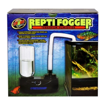Repti Fogger Luftbefeuchter mit Wasserflasche, Schlauch und Terrarium-Setup, das Betriebs- und Feuchtigkeitskontrolltext anzeigt.