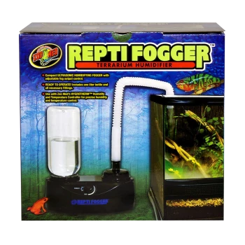 Repti Fogger Luftbefeuchter mit Wasserflasche, Schlauch und Terrarium-Setup, das Betriebs- und Feuchtigkeitskontrolltext anzeigt.