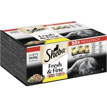 Sheba Fresh & Fine Katzenfutter Megapak, mit 50 x 50g Beuteln in Soße, mit einer grauen Katze, die oben liegt.