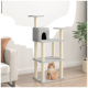 Ein grauer Katzenbaum mit mehreren Ebenen und einem gemütlichen Versteck, mit einer flauschigen orangefarbenen Katze, die an der Basis sitzt, in einem modernen Wohnzimmer.