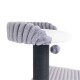 Ein plüschiger Katzenbaum mit einer weichen weißen Oberseite und grauen, flauschigen Kanten, ausgestattet mit einem hängenden Pom-Pom-Spielzeug und einer strukturierten schwarzen Basis.